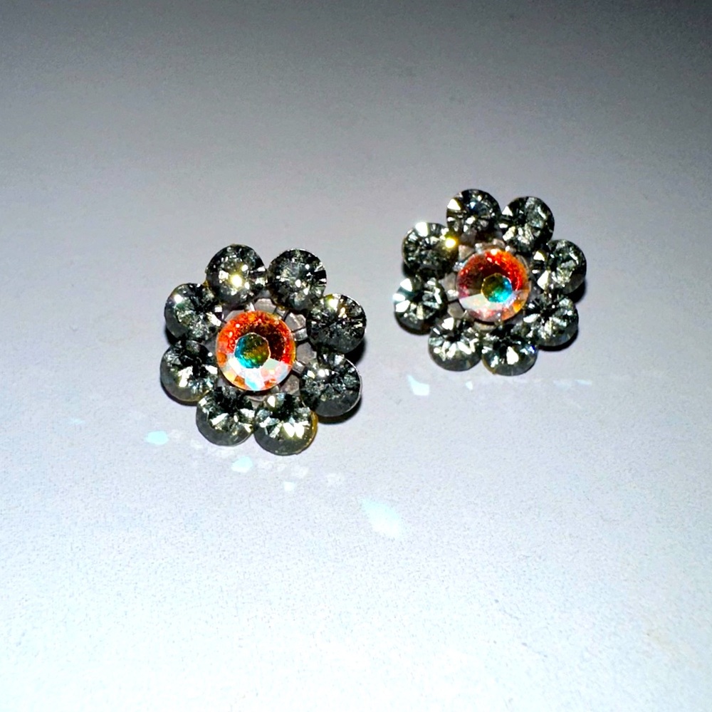 Tarina Tarantino post flower earrings